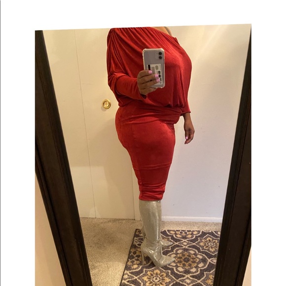 Red off the shoulders dress - Picture 3 of 3